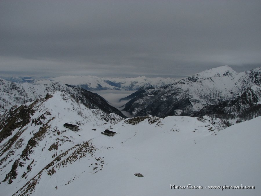 09_Ecco il rifugio sopra le nebbie.JPG